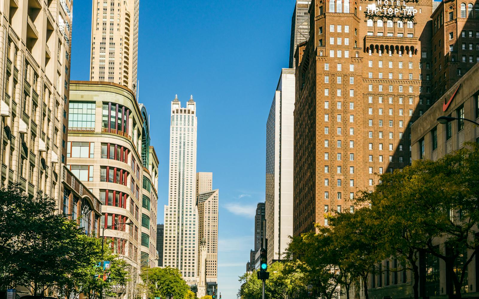 Magnificent Mile Chicago luxury car rental